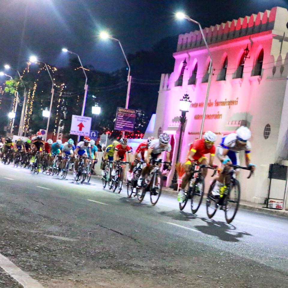 บรรยากาศการเเข่งขันจักรยานตอนกลางคืน Night Championships (ครั้งเเรกของโลก) กลางเมืองโคราช