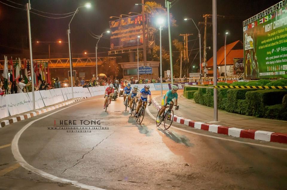 บรรยากาศการเเข่งขันจักรยานตอนกลางคืน Night Championships (ครั้งเเรกของโลก) กลางเมืองโคราช