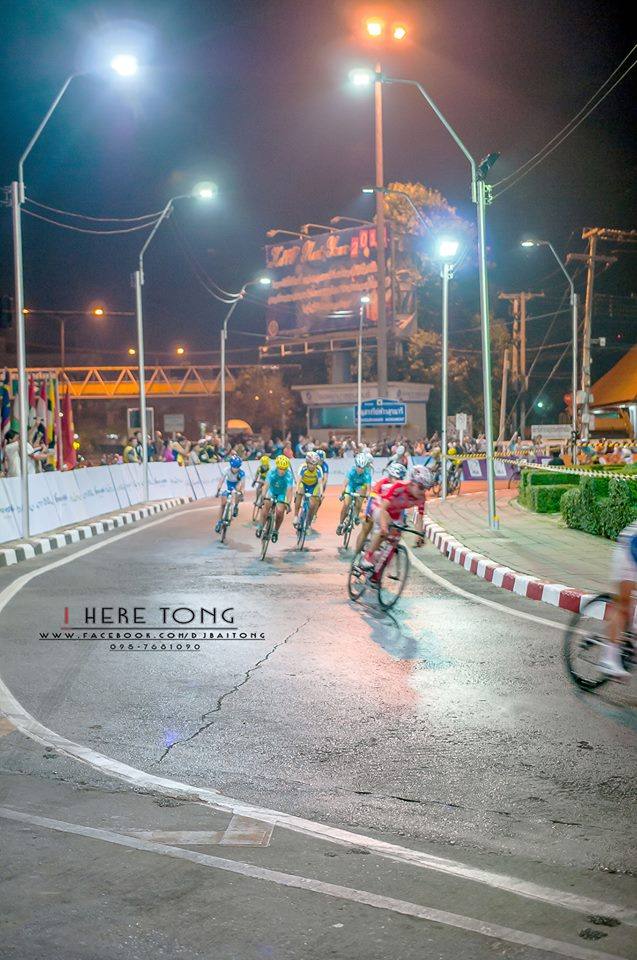 บรรยากาศการเเข่งขันจักรยานตอนกลางคืน Night Championships (ครั้งเเรกของโลก) กลางเมืองโคราช