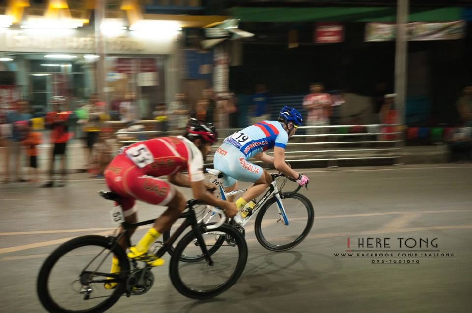 บรรยากาศการเเข่งขันจักรยานตอนกลางคืน Night Championships (ครั้งเเรกของโลก) กลางเมืองโคราช