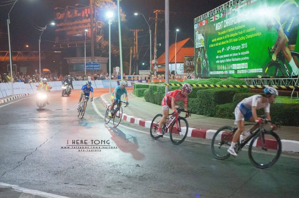 บรรยากาศการเเข่งขันจักรยานตอนกลางคืน Night Championships (ครั้งเเรกของโลก) กลางเมืองโคราช