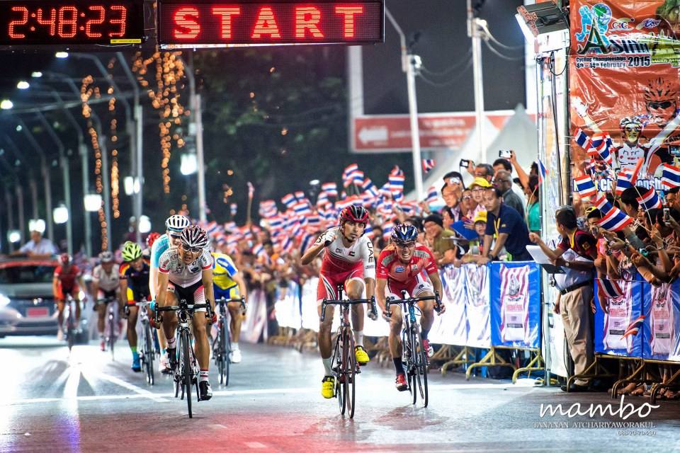 บรรยากาศการเเข่งขันจักรยานตอนกลางคืน Night Championships (ครั้งเเรกของโลก) กลางเมืองโคราช