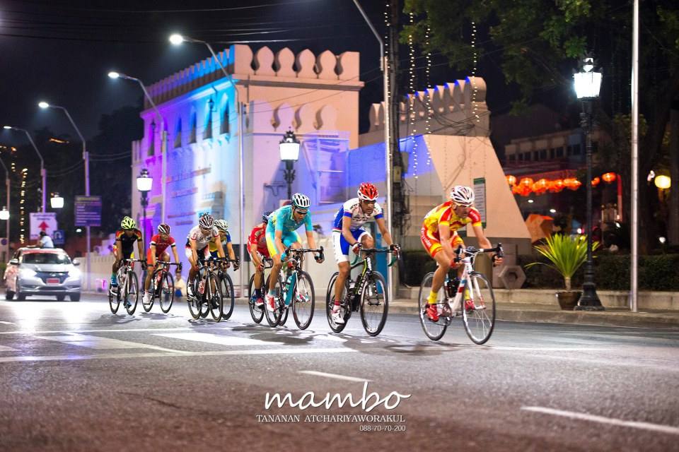 บรรยากาศการเเข่งขันจักรยานตอนกลางคืน Night Championships (ครั้งเเรกของโลก) กลางเมืองโคราช