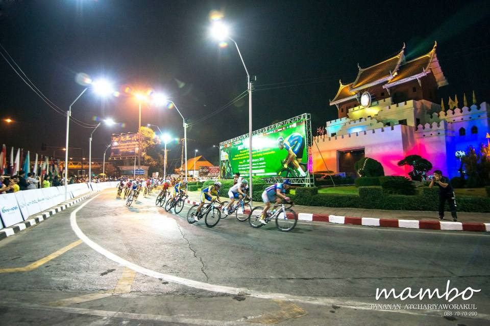 บรรยากาศการเเข่งขันจักรยานตอนกลางคืน Night Championships (ครั้งเเรกของโลก) กลางเมืองโคราช
