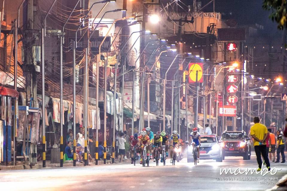 บรรยากาศการเเข่งขันจักรยานตอนกลางคืน Night Championships (ครั้งเเรกของโลก) กลางเมืองโคราช