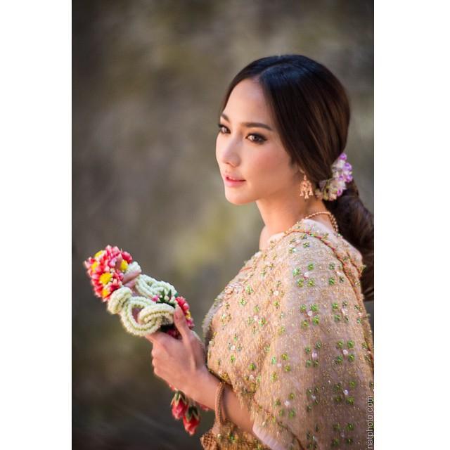 แฟนๆชื่นชม!! อั้ม พัชราภา งามสง่าในชุดไทยพร้อมครอบครัวให้ ร.ร.เก่า ครบ 100 ปี