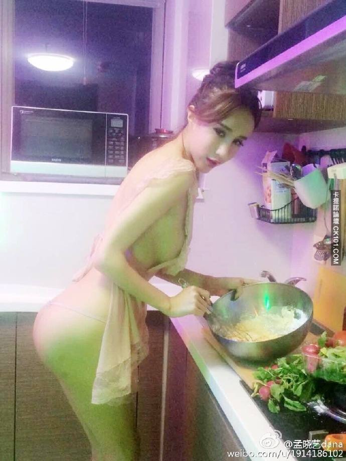 แม่เจ้า ! ชุดทำครัวของสาวคนนี้ ทำผมนี่หิวเลย...