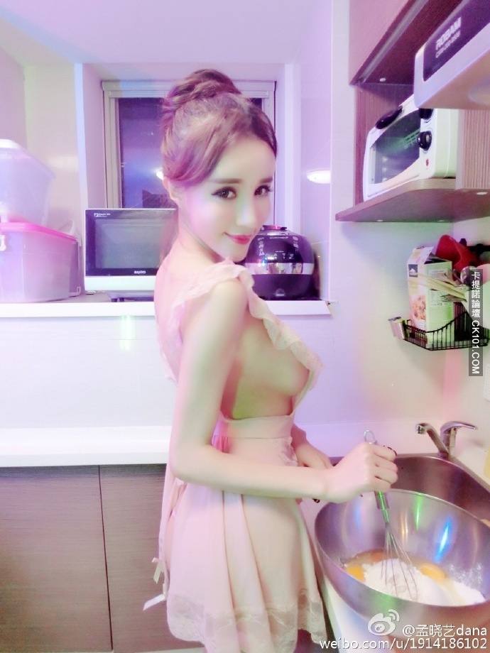 แม่เจ้า ! ชุดทำครัวของสาวคนนี้ ทำผมนี่หิวเลย...
