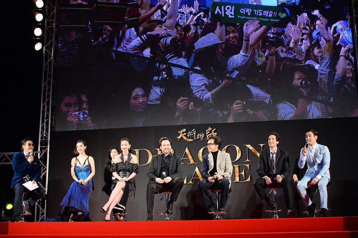 เก็บตกบรรยากาศ“เฉินหลง”ขนทัพนักแสดงเดินพรมแดงเปิดตัว Dragon Blde