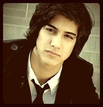 Avan Jogia นักแสดงจากหนังเกย์เรื่อง I Am Michael ...โชว์หล่อเป้าเด้งได้