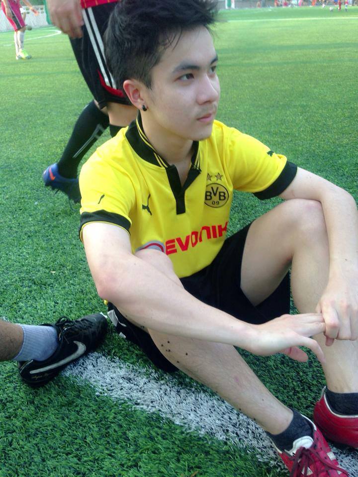 แมนๆ เตะบอลกัน