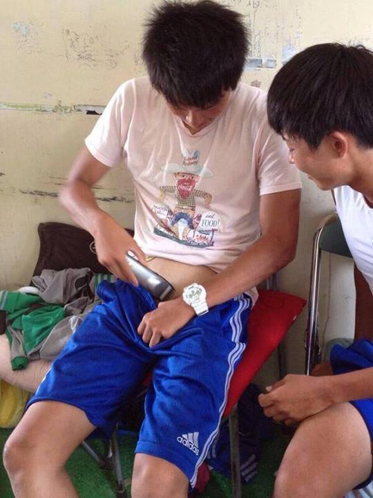 แมนๆ เตะบอลกัน