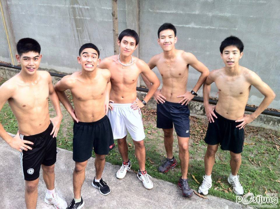 แมนๆ เตะบอลกัน