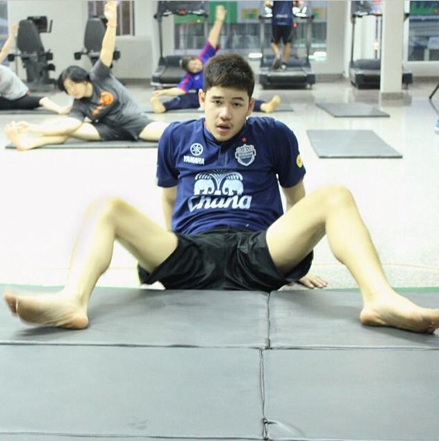 แมนๆ เตะบอลกัน