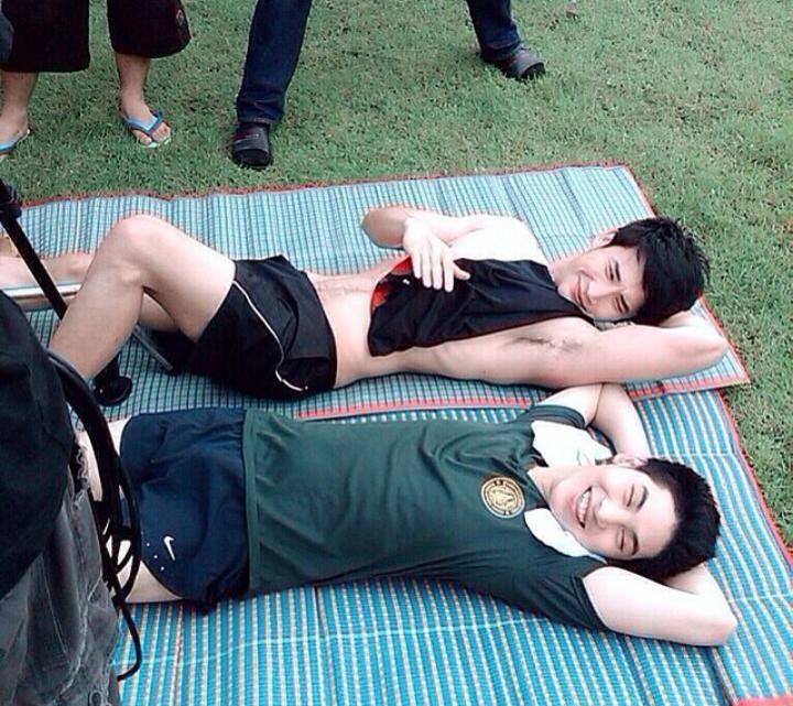 แมนๆ เตะบอลกัน