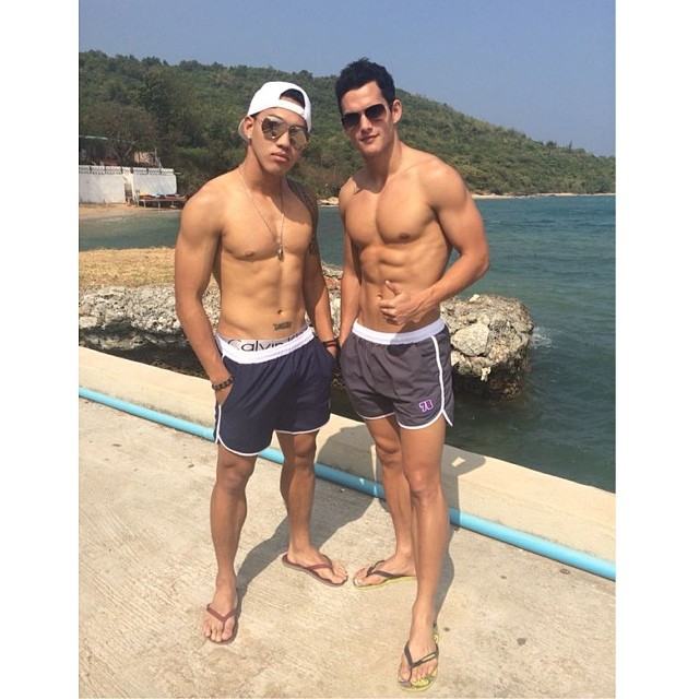 แมนๆ เตะบอลกัน