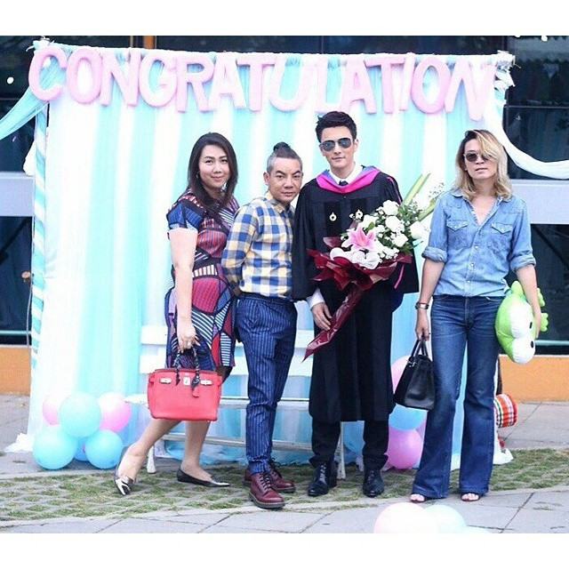 พระเอกหนุ่มช่อง 7 มาเเรง "ธันวา สุริยจักร" เซอร์ไพรส์ "ชมพู่" หอบกองทัพลูกโป่งร่วมยินดีรับปริญญา!!