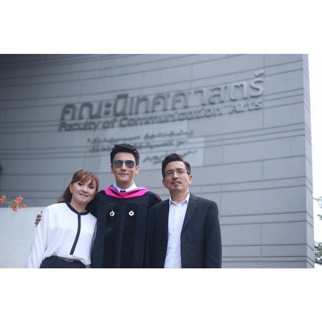 พระเอกหนุ่มช่อง 7 มาเเรง "ธันวา สุริยจักร" เซอร์ไพรส์ "ชมพู่" หอบกองทัพลูกโป่งร่วมยินดีรับปริญญา!!