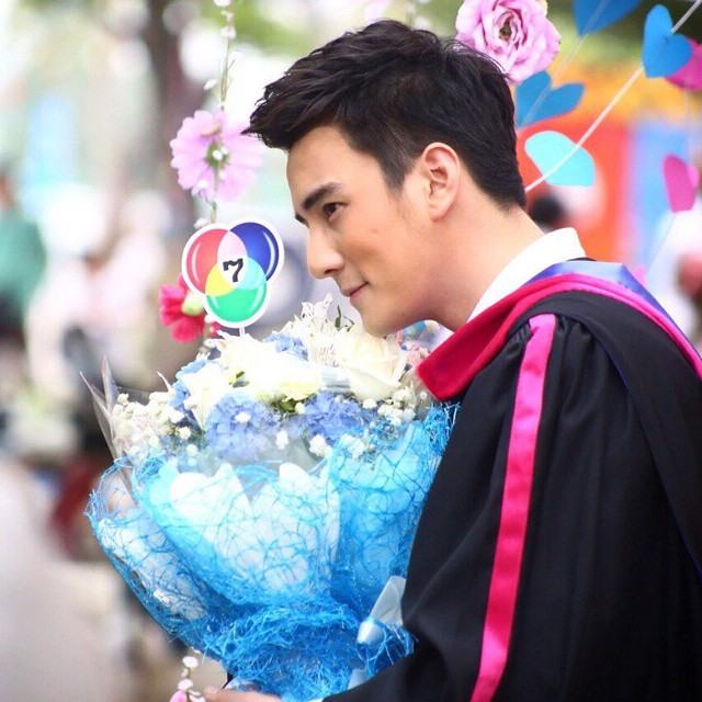 พระเอกหนุ่มช่อง 7 มาเเรง "ธันวา สุริยจักร" เซอร์ไพรส์ "ชมพู่" หอบกองทัพลูกโป่งร่วมยินดีรับปริญญา!!