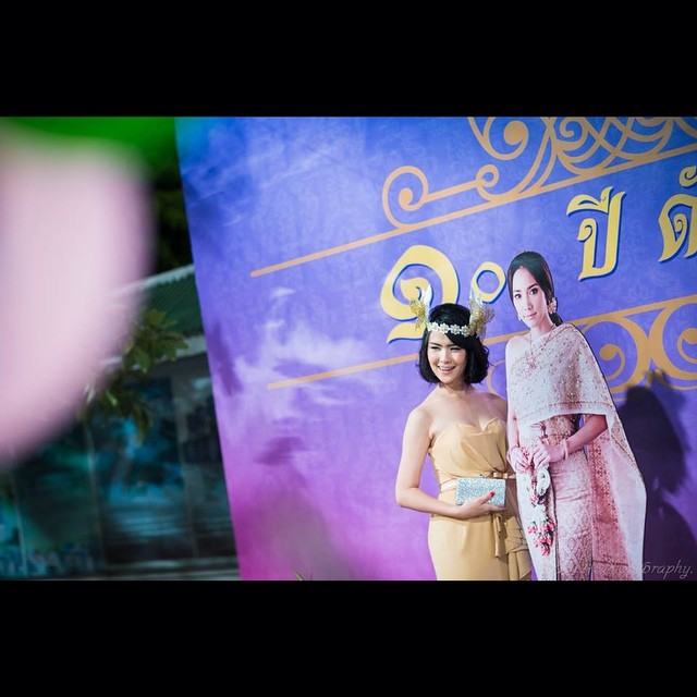 1 ศตวรรษ รร.ดัดดรุณี "อั้ม พัชราภา" ตัวจริงไม่มาเหล่ารุ่นน้องก็ขอถ่ายรูปกับหุ่นล่ะกัน!!