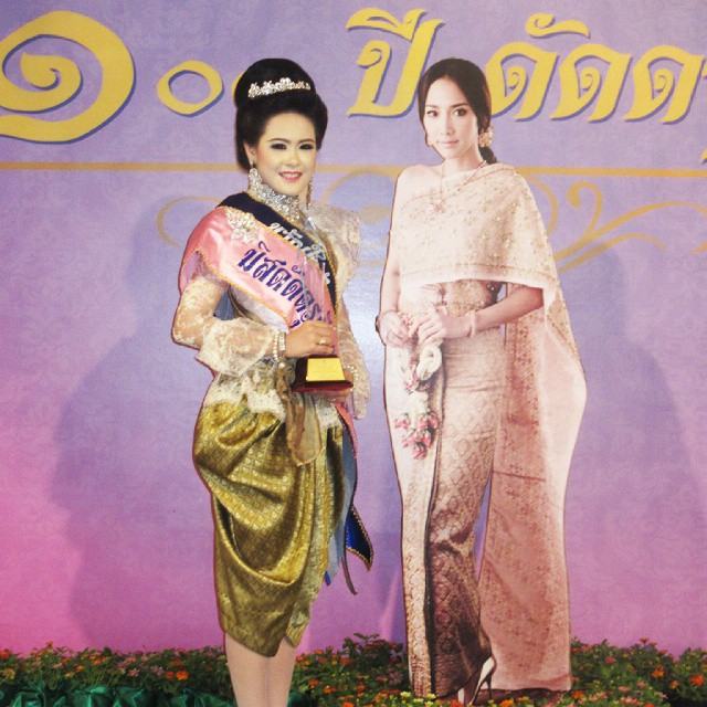 1 ศตวรรษ รร.ดัดดรุณี "อั้ม พัชราภา" ตัวจริงไม่มาเหล่ารุ่นน้องก็ขอถ่ายรูปกับหุ่นล่ะกัน!!