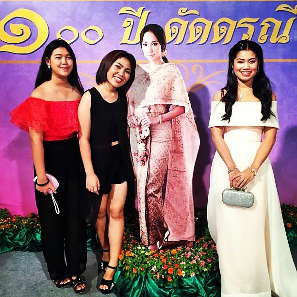1 ศตวรรษ รร.ดัดดรุณี "อั้ม พัชราภา" ตัวจริงไม่มาเหล่ารุ่นน้องก็ขอถ่ายรูปกับหุ่นล่ะกัน!!