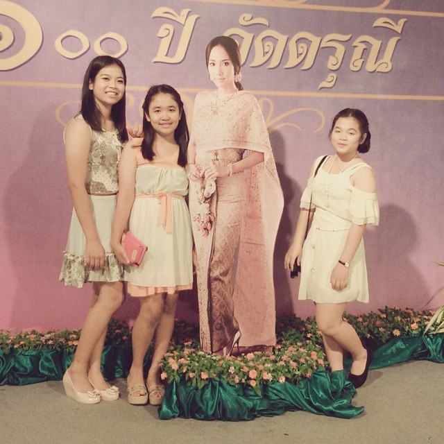 1 ศตวรรษ รร.ดัดดรุณี "อั้ม พัชราภา" ตัวจริงไม่มาเหล่ารุ่นน้องก็ขอถ่ายรูปกับหุ่นล่ะกัน!!