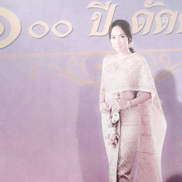 1 ศตวรรษ รร.ดัดดรุณี "อั้ม พัชราภา" ตัวจริงไม่มาเหล่ารุ่นน้องก็ขอถ่ายรูปกับหุ่นล่ะกัน!!