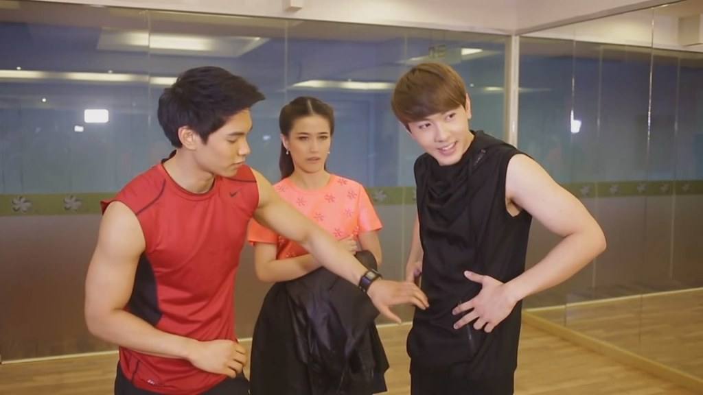 ได้ยินว่าล่ำขึ้นแต่ก็บ่ยอมโชว์ มีของดีแต่ก็เหมื่อนบ่มีข้อยละเสียด๊ายเสียดายน้ำลายย้อย"นัททิว ที่ฮัก"