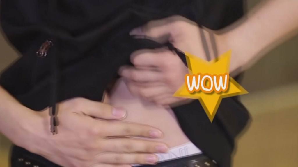 ได้ยินว่าล่ำขึ้นแต่ก็บ่ยอมโชว์ มีของดีแต่ก็เหมื่อนบ่มีข้อยละเสียด๊ายเสียดายน้ำลายย้อย"นัททิว ที่ฮัก"