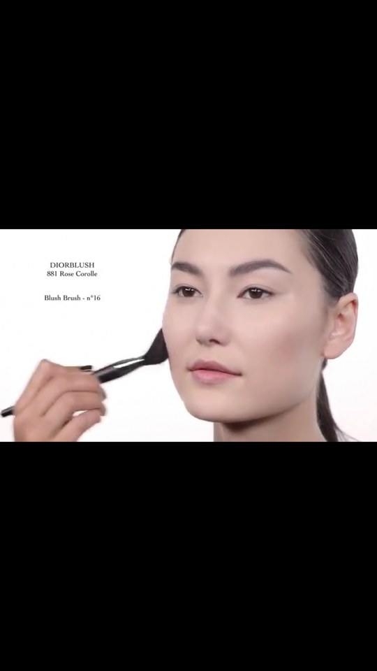 มีใครรู้จักนางแบบคนนี้มั้ยค่ะ เป็นนางแบบให้ dior