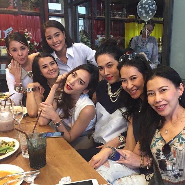 ซุปตาร์สาว "อั้ม พัชราภา" ร่วมเเสดงความยินดีเปิดร้านอาหารใหม่กับเหล่าเพื่อนคนดัง!!