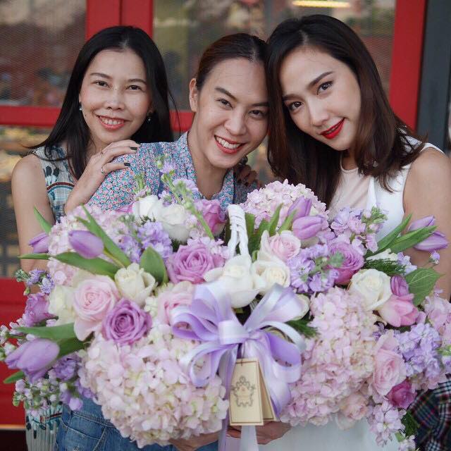 ซุปตาร์สาว "อั้ม พัชราภา" ร่วมเเสดงความยินดีเปิดร้านอาหารใหม่กับเหล่าเพื่อนคนดัง!!
