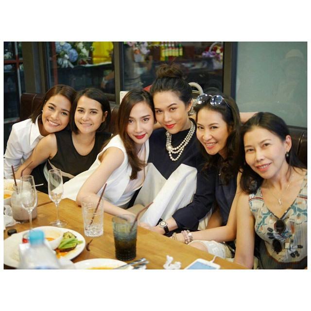 ซุปตาร์สาว "อั้ม พัชราภา" ร่วมเเสดงความยินดีเปิดร้านอาหารใหม่กับเหล่าเพื่อนคนดัง!!
