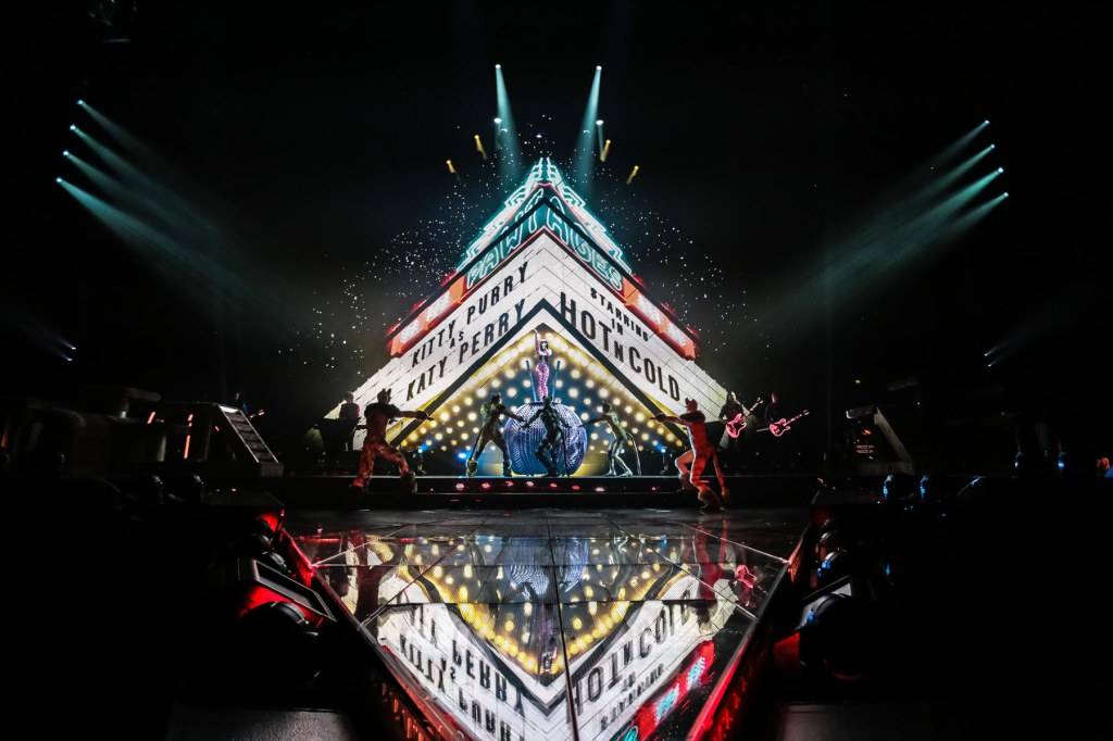 สุดยอดภาพบนเวทีคอนเสิร์ต ของ KATY PERRY