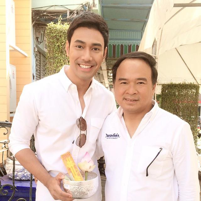 "อั้ม พัชราภา" นำทีมดารา 7 สีแน่น! ร่วมพิธีครอบครู บ.พอดีคำ