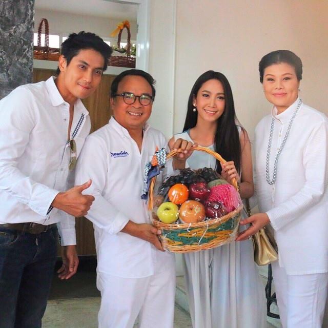 "อั้ม พัชราภา" นำทีมดารา 7 สีแน่น! ร่วมพิธีครอบครู บ.พอดีคำ