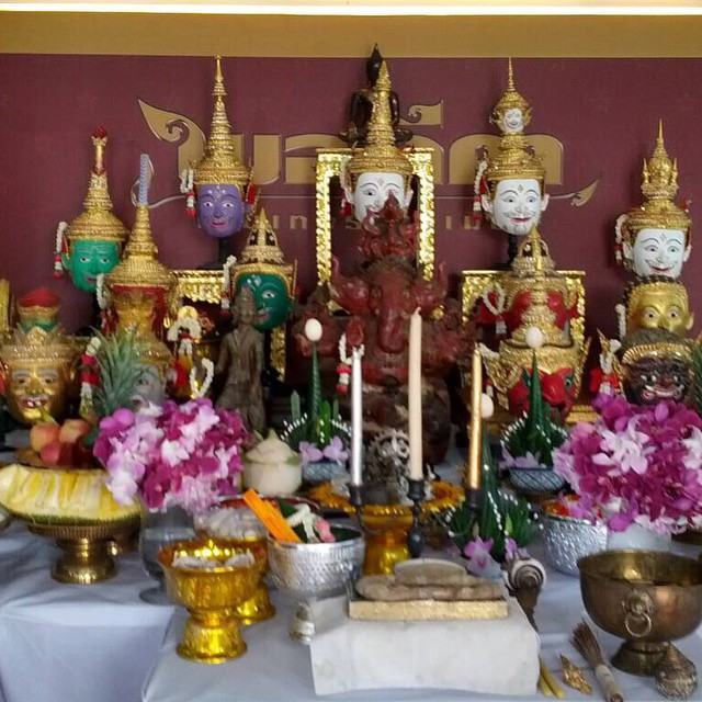 "อั้ม พัชราภา" นำทีมดารา 7 สีแน่น! ร่วมพิธีครอบครู บ.พอดีคำ
