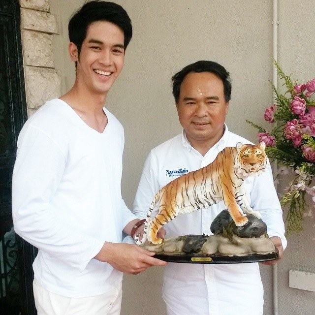 "อั้ม พัชราภา" นำทีมดารา 7 สีแน่น! ร่วมพิธีครอบครู บ.พอดีคำ