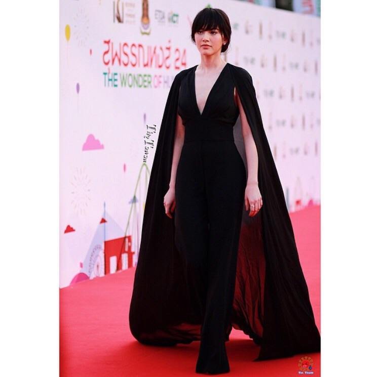"ใหม่ ดาวิกา " ทำเก๋ สวยสง่าในชุดจั้มสูทแบรนด์ดังระดับโลก Elie Saab แย่งชีนคนทั้งงาน!!! ในงานสุพรรณหงส์ ครั้งที่24