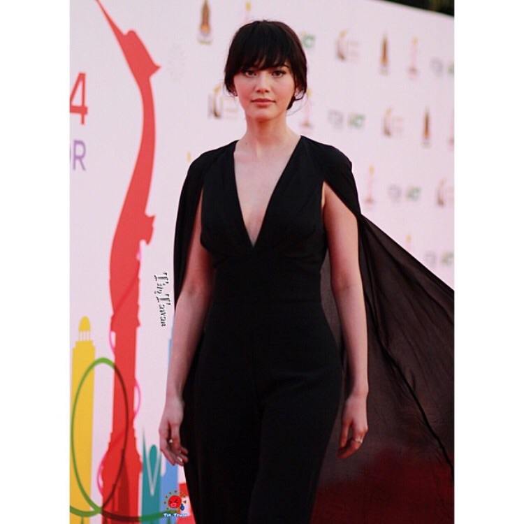 "ใหม่ ดาวิกา " ทำเก๋ สวยสง่าในชุดจั้มสูทแบรนด์ดังระดับโลก Elie Saab แย่งชีนคนทั้งงาน!!! ในงานสุพรรณหงส์ ครั้งที่24