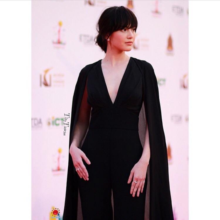 "ใหม่ ดาวิกา " ทำเก๋ สวยสง่าในชุดจั้มสูทแบรนด์ดังระดับโลก Elie Saab แย่งชีนคนทั้งงาน!!! ในงานสุพรรณหงส์ ครั้งที่24