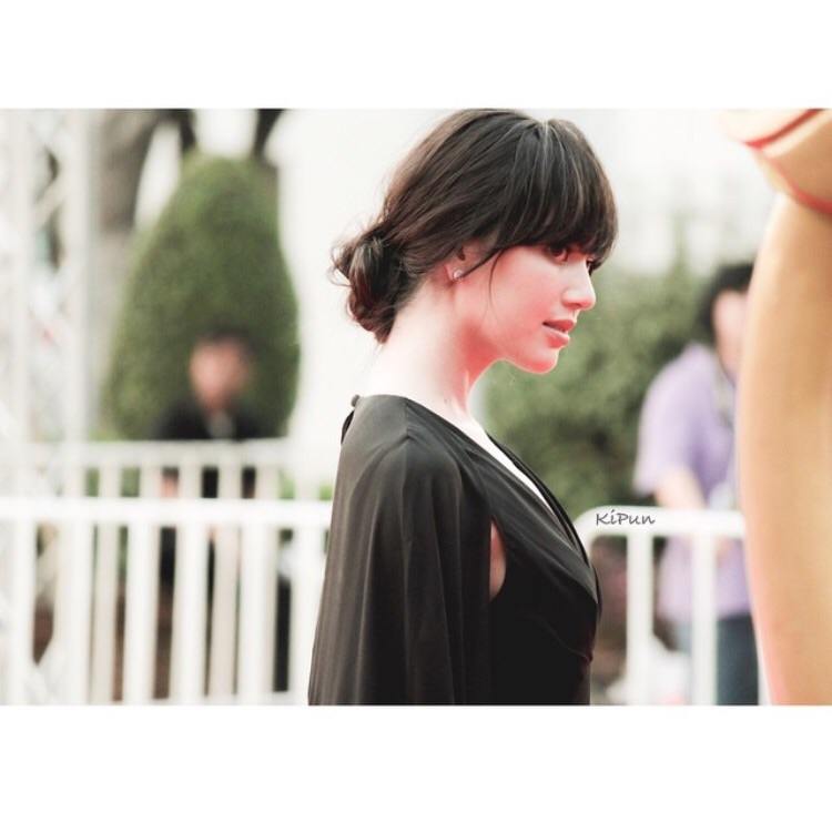"ใหม่ ดาวิกา " ทำเก๋ สวยสง่าในชุดจั้มสูทแบรนด์ดังระดับโลก Elie Saab แย่งชีนคนทั้งงาน!!! ในงานสุพรรณหงส์ ครั้งที่24