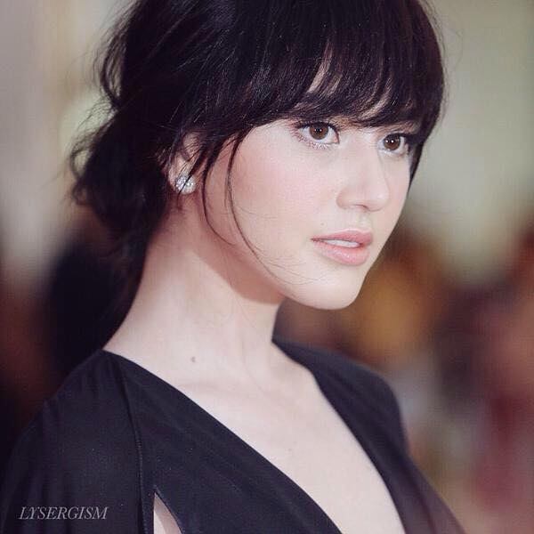 "ใหม่ ดาวิกา " ทำเก๋ สวยสง่าในชุดจั้มสูทแบรนด์ดังระดับโลก Elie Saab แย่งชีนคนทั้งงาน!!! ในงานสุพรรณหงส์ ครั้งที่24