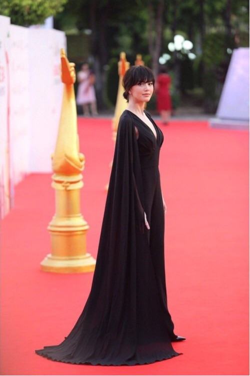 "ใหม่ ดาวิกา " ทำเก๋ สวยสง่าในชุดจั้มสูทแบรนด์ดังระดับโลก Elie Saab แย่งชีนคนทั้งงาน!!! ในงานสุพรรณหงส์ ครั้งที่24