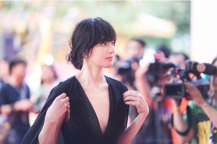 "ใหม่ ดาวิกา " ทำเก๋ สวยสง่าในชุดจั้มสูทแบรนด์ดังระดับโลก Elie Saab แย่งชีนคนทั้งงาน!!! ในงานสุพรรณหงส์ ครั้งที่24