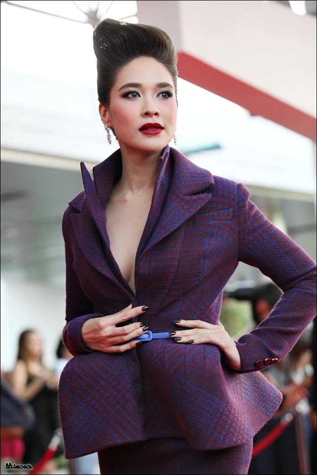 พลอย-เฌอมาลย์ ชุดเดินพรมแดงสุพรรณหงส์ ครั้งที่ 24 นางพญาทรงพลัง