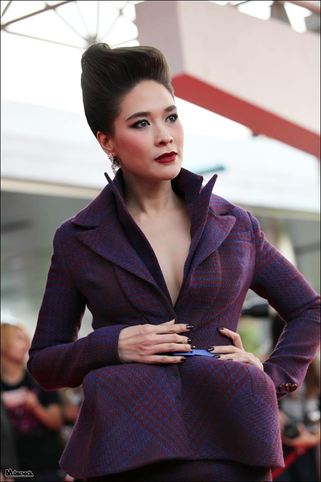 พลอย-เฌอมาลย์ ชุดเดินพรมแดงสุพรรณหงส์ ครั้งที่ 24 นางพญาทรงพลัง