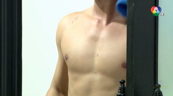 ปรัชญ์ ปรมิณ ถอดเสื้อโชว์