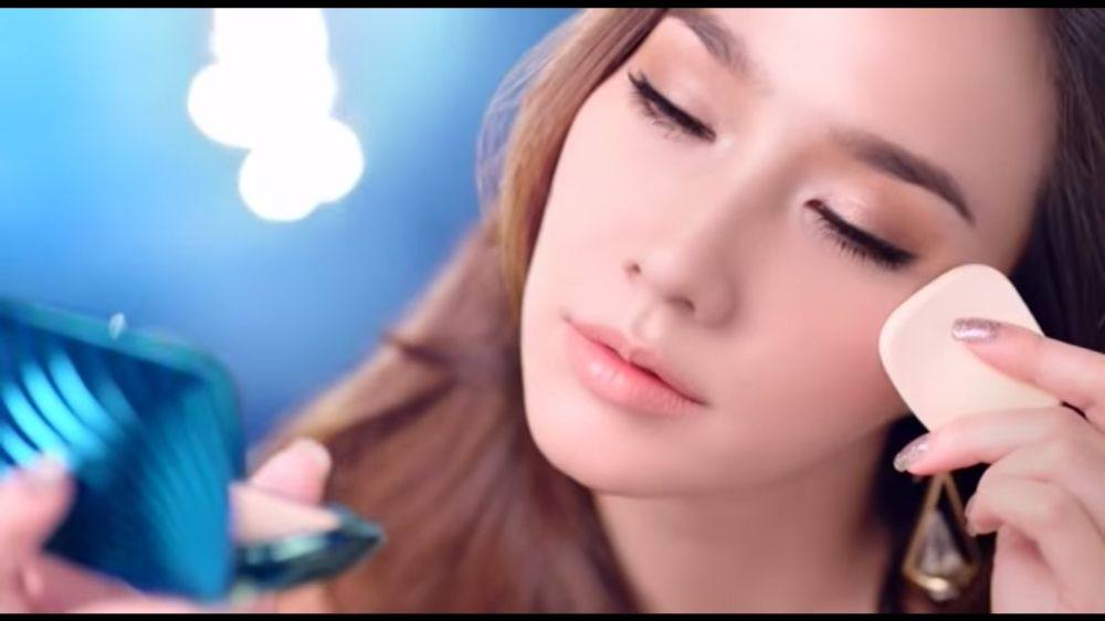 มาแล้ว !! Aum Patchrapa Mistine Blue Locked Lifting Powder ความสวยที่สบัดยังไงก็ไม่หลุด